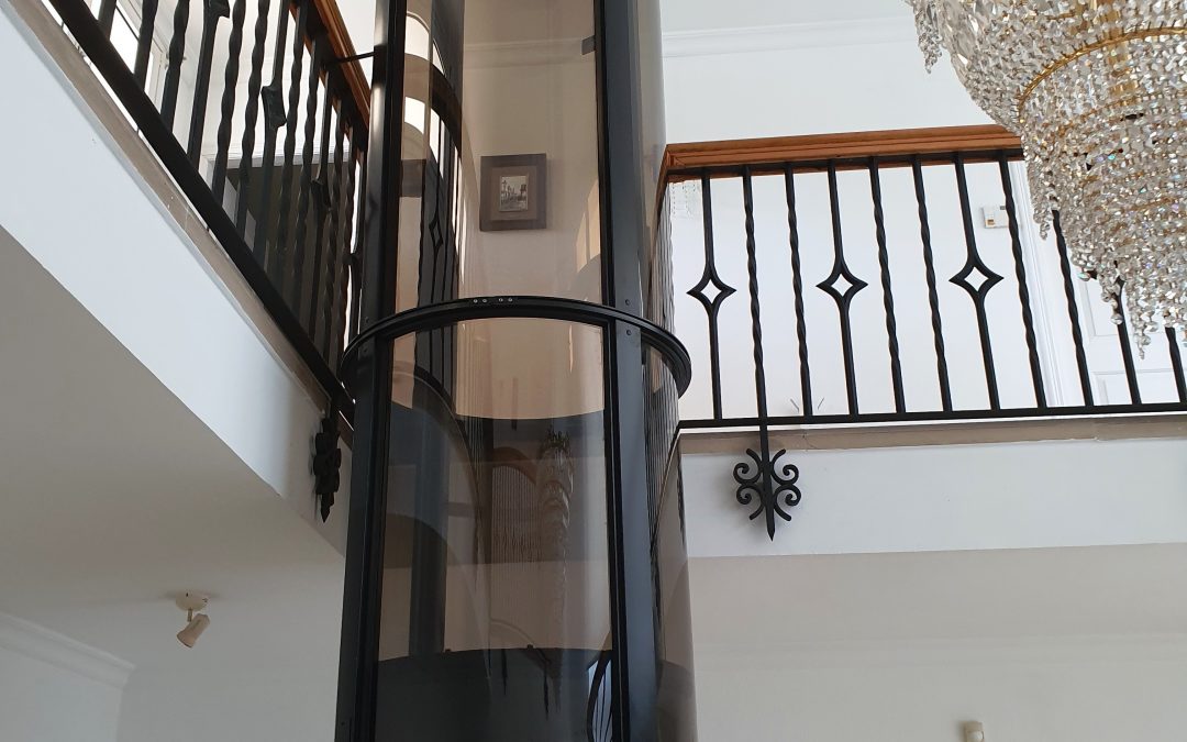 Ascenseur panoramique autoportant — Intérieur élégant à double hauteur